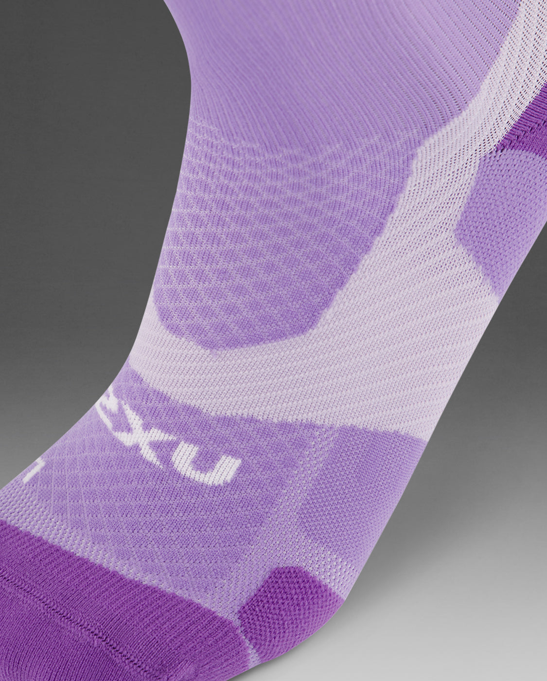2XU Unisex Vectr Light Cushion Crew Socks - Grape Fizz / White
