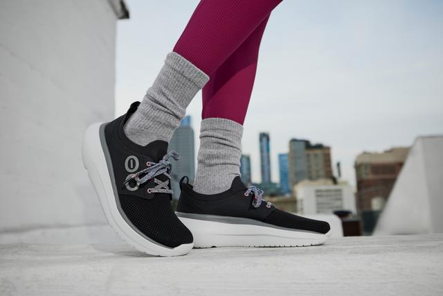 OOFOS Women OOmy Stride - White / Black