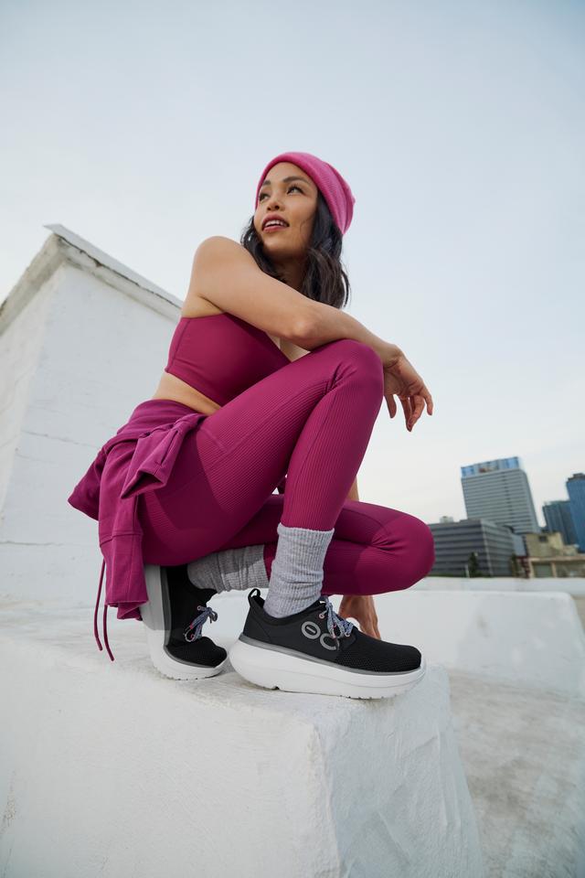 OOFOS Women OOmy Stride - White / Black