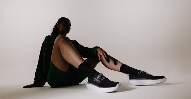 OOFOS Women OOmy Stride - White / Black