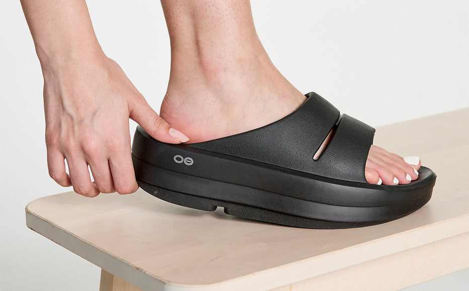 OOFOS Women OOmega Slide - Matte Black
