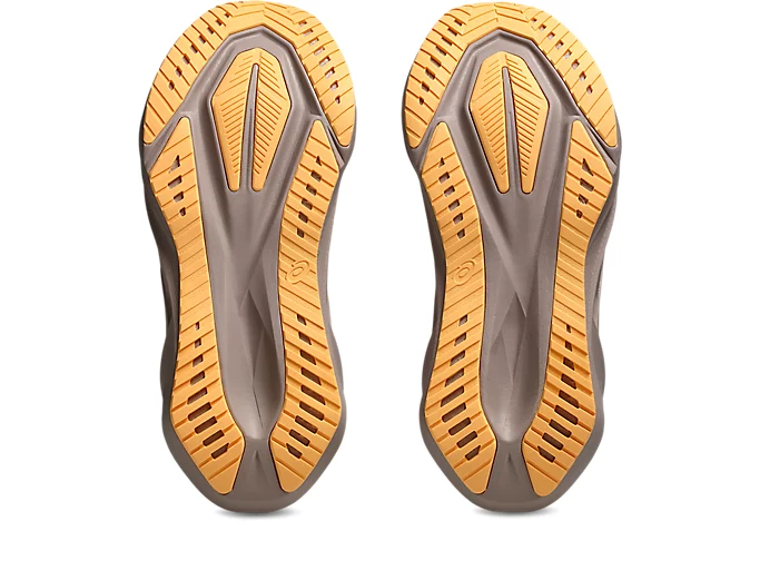 ASICS Women Novablast 5 Wide - White / Fawn