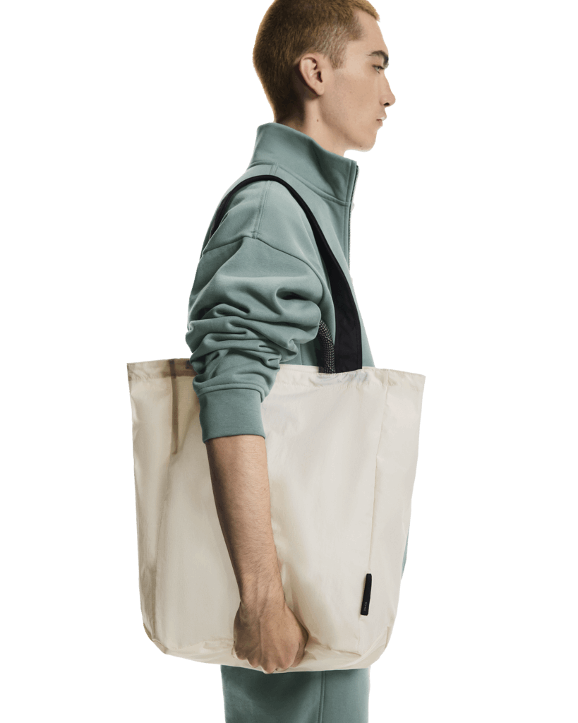 On Unisex Tote Pack 25L - Cream / Black
