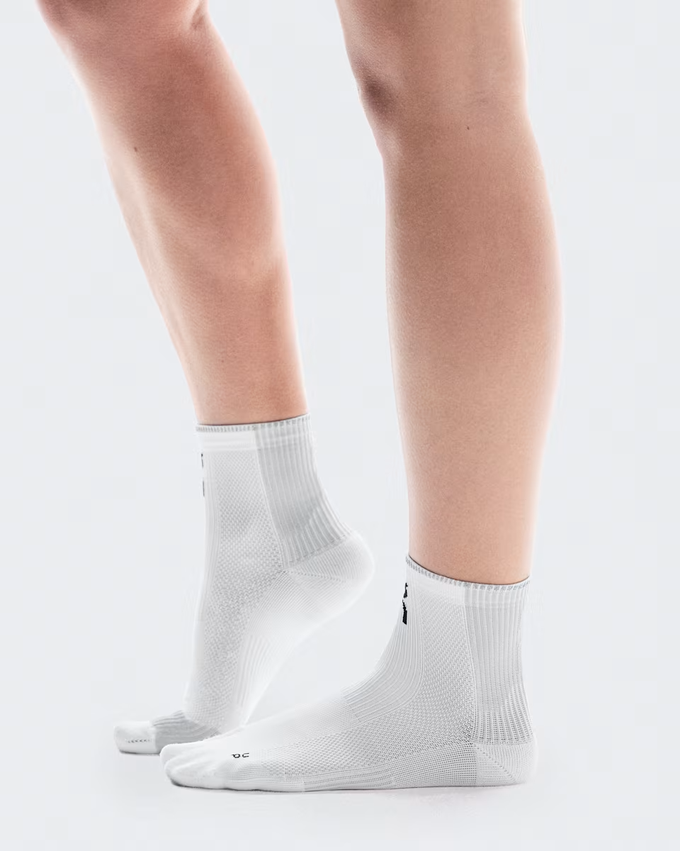 On Unisex Performance Run Sock Mid - White / Glacier
