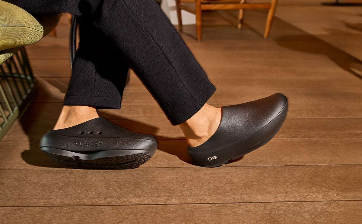 OOFOS Unisex Oocloog Plus - Black