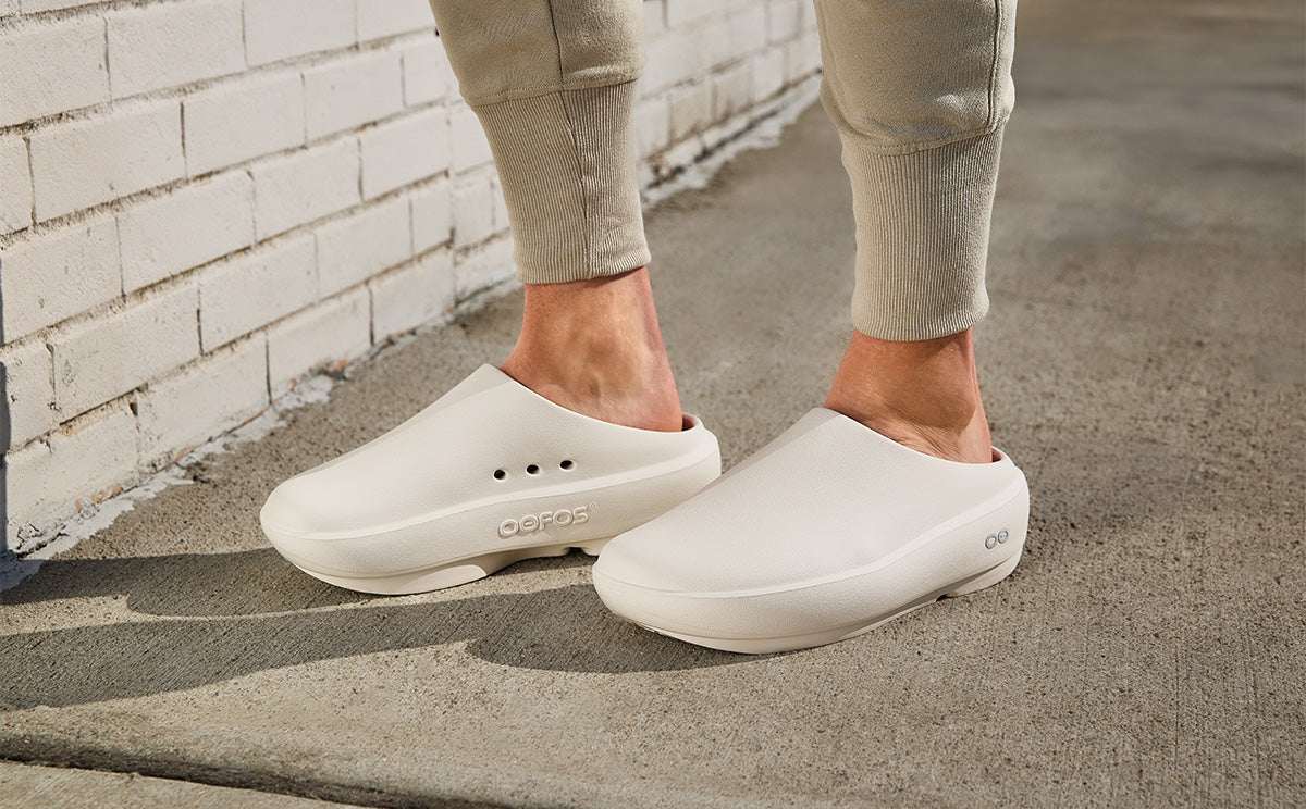 OOFOS Unisex Oocloog Plus - Chalk