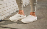 OOFOS Unisex Oocloog Plus - Chalk