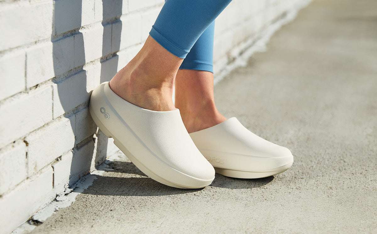 OOFOS Unisex Oocloog Plus - Chalk
