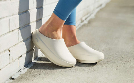 OOFOS Unisex Oocloog Plus - Chalk