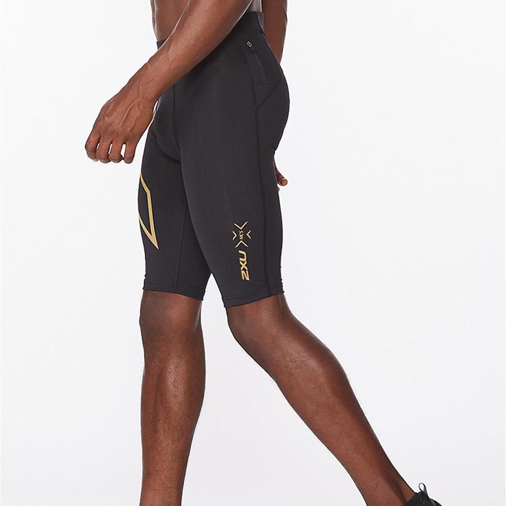 2XU Compression Shorts（ブラック／ゴールドリフレクティブ） 2XU Men Light Speed Compression Shorts - Black / Gold Reflective