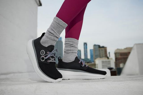 OOFOS Women OOmy Stride - White / Black
