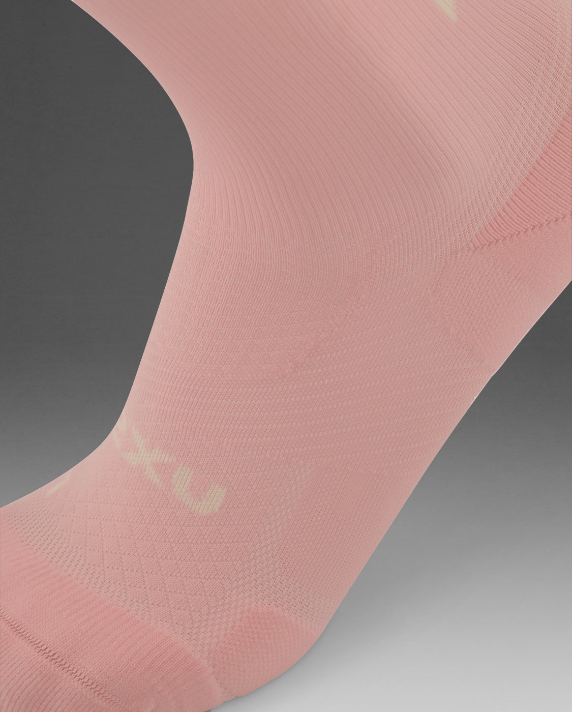 2XU Unisex Vectr Light Cushion Crew Socks - Pink Frost / White