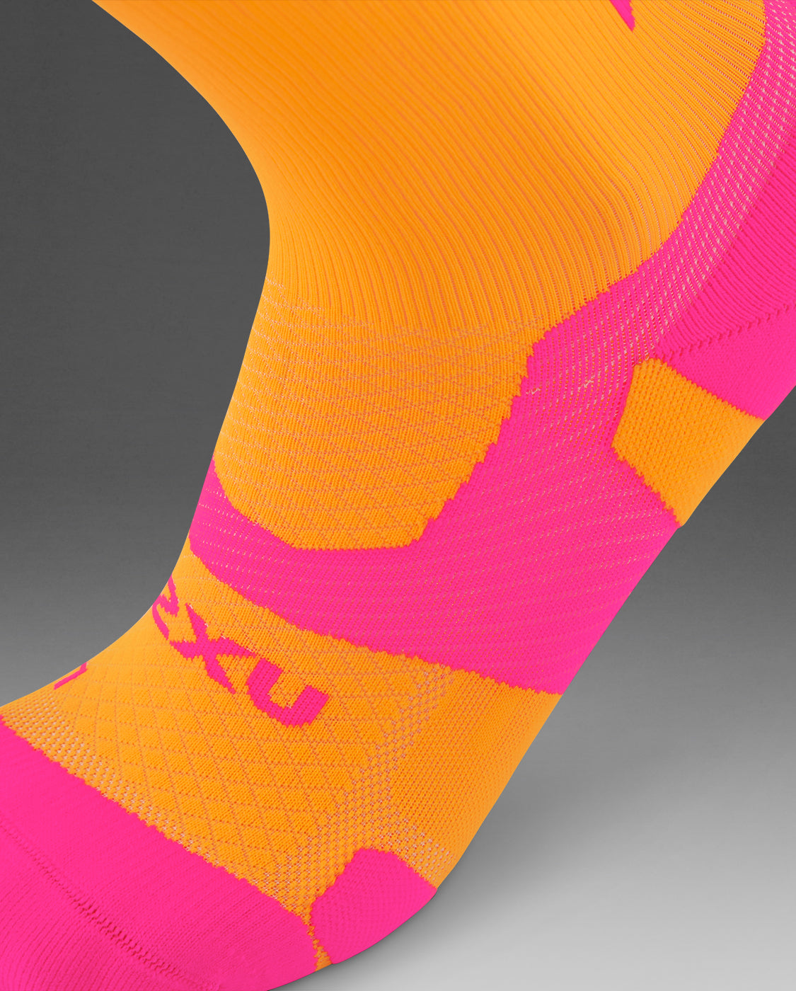 2XU Unisex Vectr Light Cushion Crew Socks - Solar Orange / Fuchsia
