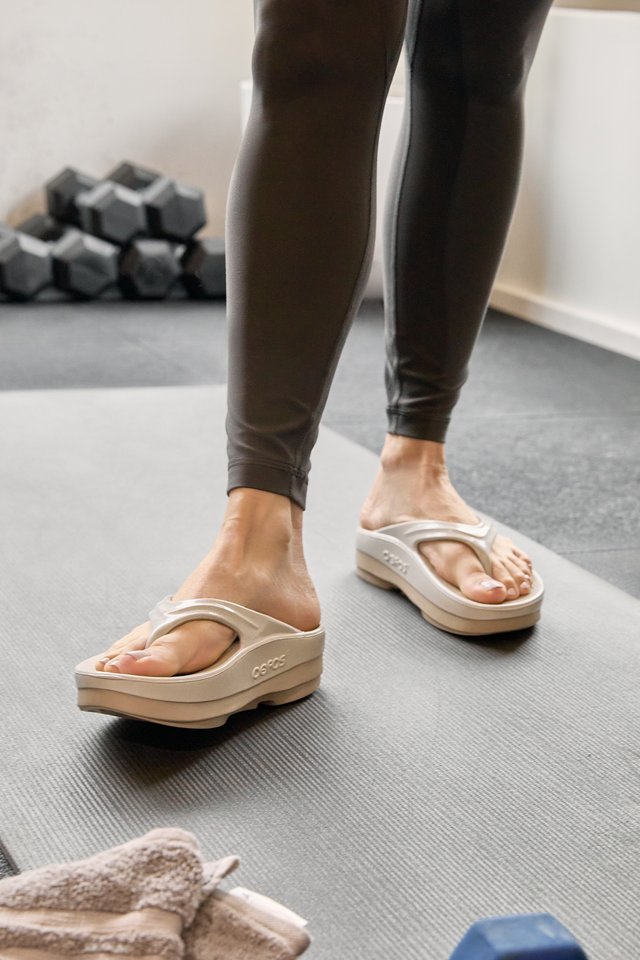 OOFOS Women OOmega Luxe Sandal - Nomad Oyster