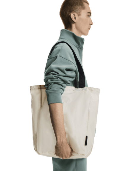 On Unisex Tote Pack 25L - Cream / Black